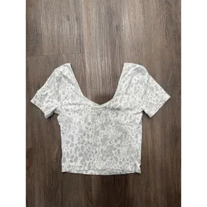 Lululemon Align Tee Nulu Size 4 Cheetah Camo Antique White Multi‎ thumbnail 3