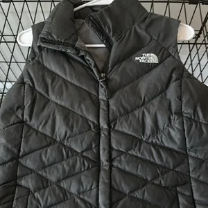 Puffer vest by north face barely worn like new condition black thumbnail 3