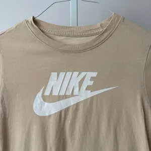 Nike sz M Tan T-Shirt Graphic‎ Logo Swoosh Sportswear Tee Casual Sporty thumbnail 2