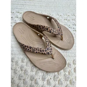 CROCS Women's 9 Kadee II Leopard Print Thong Flip Flop Sandal Shoes Tan thumbnail 11