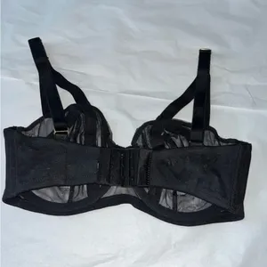 Victoria’s Secret Bra (32DD)! thumbnail 2