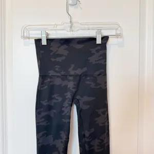 Spanx Black Camo Seamless Leggings Size Small High Waist Sculpting Athleisure thumbnail 2