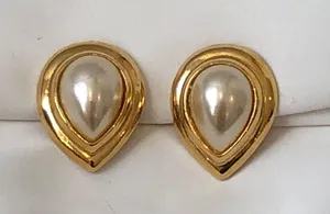 Lovely Vintage Clip On Earrings Gold Tone W Faux Pearl Cabochon thumbnail 2