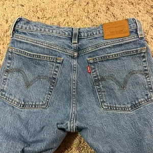 Levi’s Wedgie Straight Ankle Cropped Jeans thumbnail 4