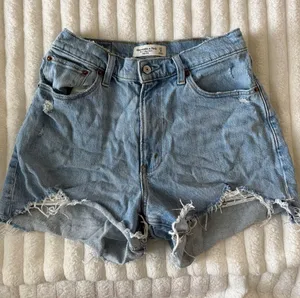 Abercrombie & Fitch Light Wash The 4” Mom Short High Rise Curve love thumbnail 1