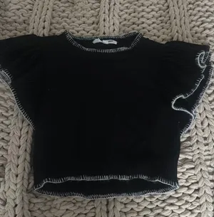 boutique cropped ruffled sleeve sweater shirt Black thumbnail 1