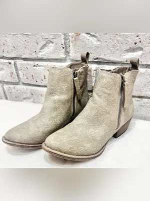 Very G Floral Embossed Ankle Booties in Stone Size 8 thumbnail 6