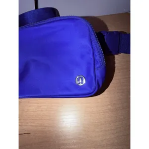 Lululemon Crossbody Camera Bag 2L NY Islanders P thumbnail 3
