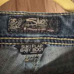 Silver "Suki" Jeans Blue‎ Distressed Baby Boot Leg Jeans thumbnail 2
