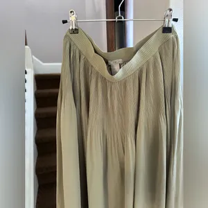 H&M Olive Green Midi Pleated Skirt thumbnail 4