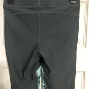 Under Armour grey teal compression cropped leggings size‎ medium activewear thumbnail 6