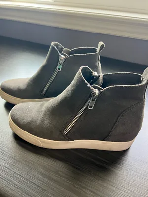 Steve Madden slip-on sneakers with wedge platform. Gray suede-like upper with textured trim. Thick white rubber platform sole. Easy pull-on style for everyday wear. Size 11M thumbnail 5