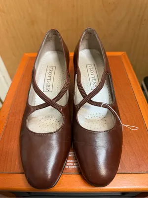 Trotters Women’s Brown Leather Mary Jane Kitten Heels. Size: 6.5. thumbnail 5