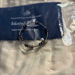 Vantel‎ Pearls Black and Silver Minimalist Bracelet thumbnail 2