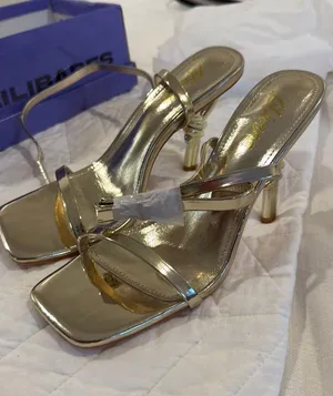 Triple threads boutique shoes Gold Size 8.5 thumbnail 1