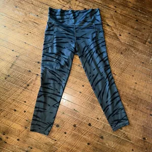 Athleta M salutations stash pocket II zebra stripe tight 7/8 leggings thumbnail 3