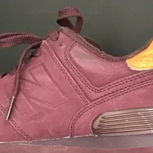 NEW BALANCE 574 Molten Maroon Burgundy Creased Gold Heel Sneakers Size 7 thumbnail 13