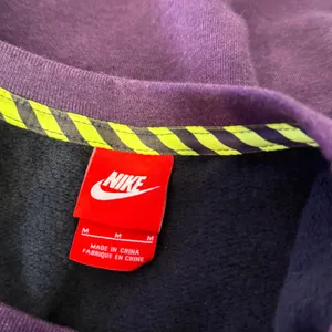 Nike Track & Field Purple Cropped Sweatshirt‎ Cozy Fleece Pullover Boxy Size M thumbnail 4