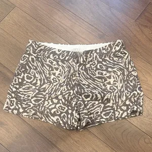 LOFT Animal Print Shorts Size 8 C9-009 thumbnail 2
