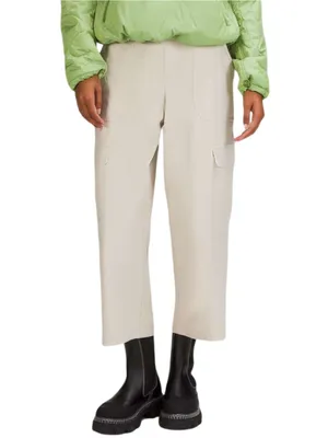 Lululemon Women’s Size 31 Natural Ivory Cream Utilitech Cargo Cropped Pants thumbnail 3