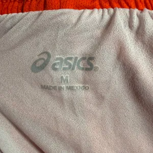 Asics Medley Running Shorts Womens Medium Orange Drawstring Liner TF754-1501 NWT thumbnail 5