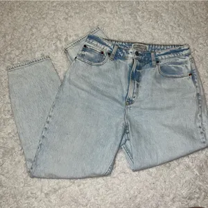 Abercrombie and Fitch Curve Love Light Wash The Mom High Rise Jean size 8 / 29 thumbnail 3