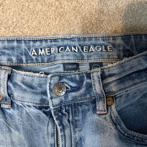 American Eagle Light Wash High Rise Major Knee Distressing Mom Jeans Size 6 thumbnail 4