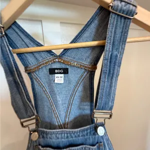 BDG Urban Outfitters Denim Short Overalls XS Blue Bib Overall Shorts thumbnail 2