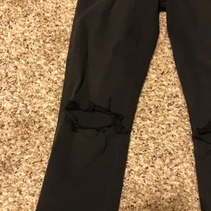 ❤️ Reformation black skinny jeans with knee rips thumbnail 4