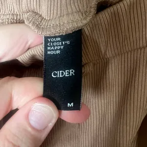 Cider Women Size Medium Flowy pleated tan‎ shorts with pockets thumbnail 4