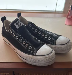Sneakers thumbnail 1