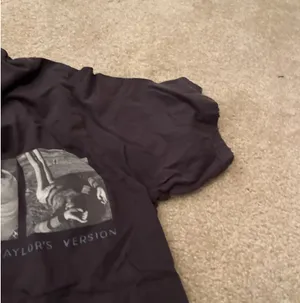 Taylor Swift 1989 OFFICIAL MERCH TSHIRT Poloroid thumbnail 3