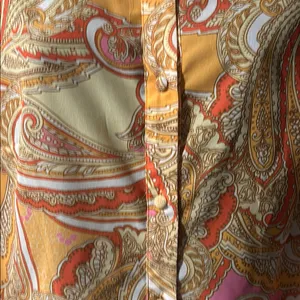 Vici M NWOT Yellow and Orange Paisley Button-Up Shirt thumbnail 7