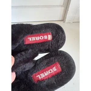Sorel women's black Sorel Go Mail‎ Run fuzzy slippers size 9 thumbnail 5