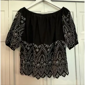 Gap black and white eyelet embroidered blouse size M thumbnail 9
