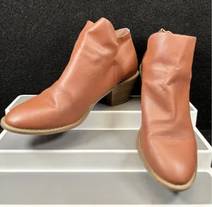 Universal Threads Women's Size‎ 9.5 Brown Ankle Booties Pull On Block Heel thumbnail 1