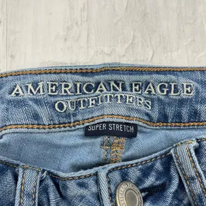 American Eagle Super Stretch Mid Rise Light Wash Distressed Skinny Jeans 6S thumbnail 4