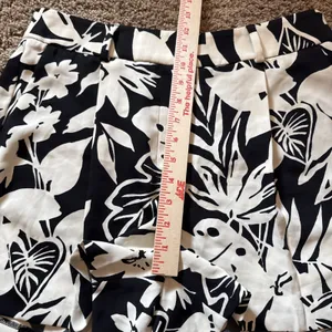 Express Stylist Shorts Women's 10 Black & White Floral Pleated High Rise thumbnail 4
