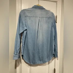 Old Navy Size M The Classic Shirt Light Wash Denim Jean Button Down Collared thumbnail 7