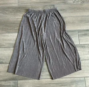 Jaclyn smith wide leg flowy Capri pants thumbnail 1