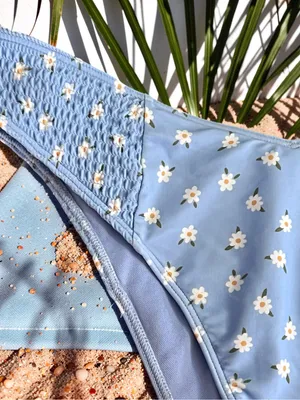 Hollister Blue Daisy Floral Print Bikini Bottom Size Medium Smocked Sides thumbnail 4