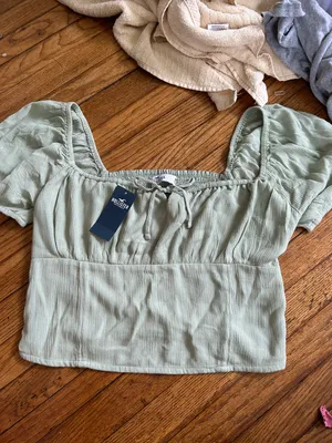 Hollister shirt thumbnail 1
