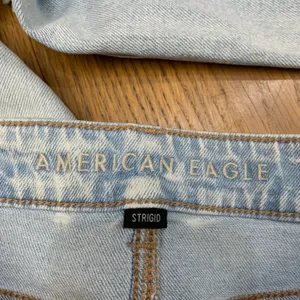 American Eagle Mom Jean Strigid Light‎ Wash Distressed Ripped Denim Size 0 Long thumbnail 6