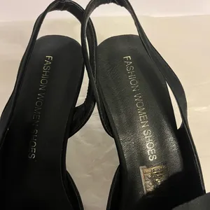 Fashion (38) Black Satin Sling Back With Flower On Top Nwot thumbnail 4
