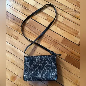 Classic Kitschy Faux Snake-Print Adjustable Black Crossbody Bag Lion Emblem NWT thumbnail 6