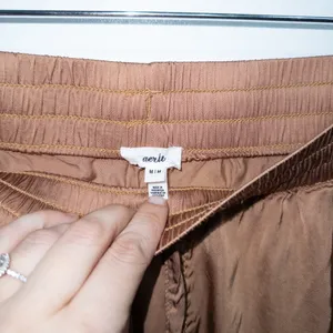 Aerie Champagne Tan Satin Elastic Waist Pull On Wide Leg Cargo Pants Size Medium thumbnail 5