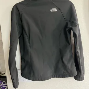 The North Face Apex Bionic Softshell Jacket in black thumbnail 6