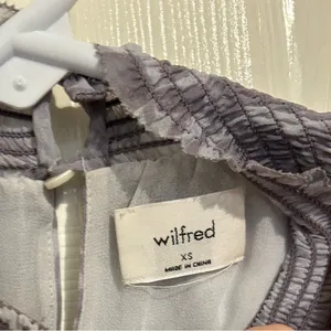 Wilfred Aritzia Valencia Blouse flowy smocked cuffs and mock neck XS gray tones thumbnail 3