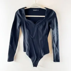 Abercrombie Soft AF Long Sleeve Sweethart Neckline Bodysuit Black XS thumbnail 2