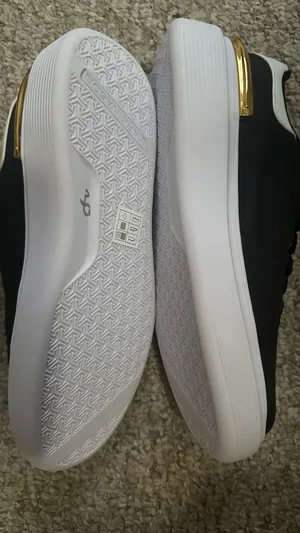 Black & Gold Platform Sneakers – Women’s Size 6 thumbnail 4